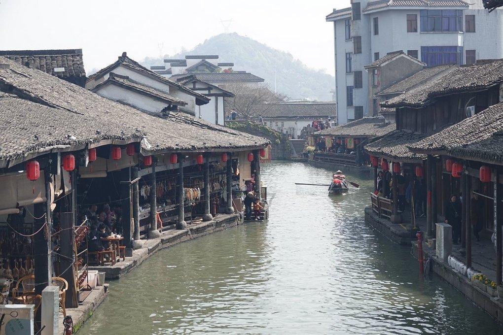 全民养生时代，求鲜本味的鸡汤锅底成为火锅店热卖爆款！